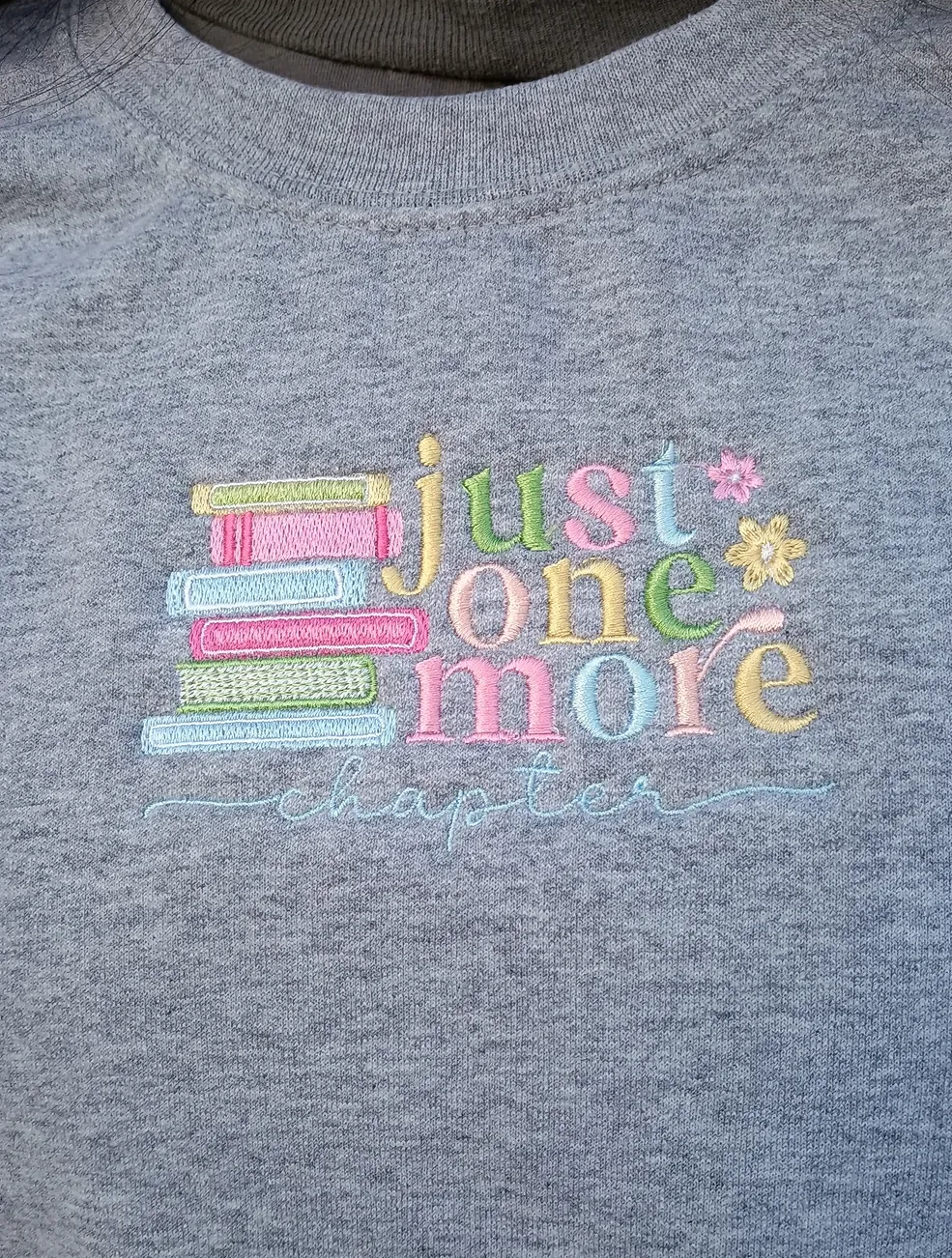 Sudadero Bordado Just One More Chapter | Embroidered Sweatshirt