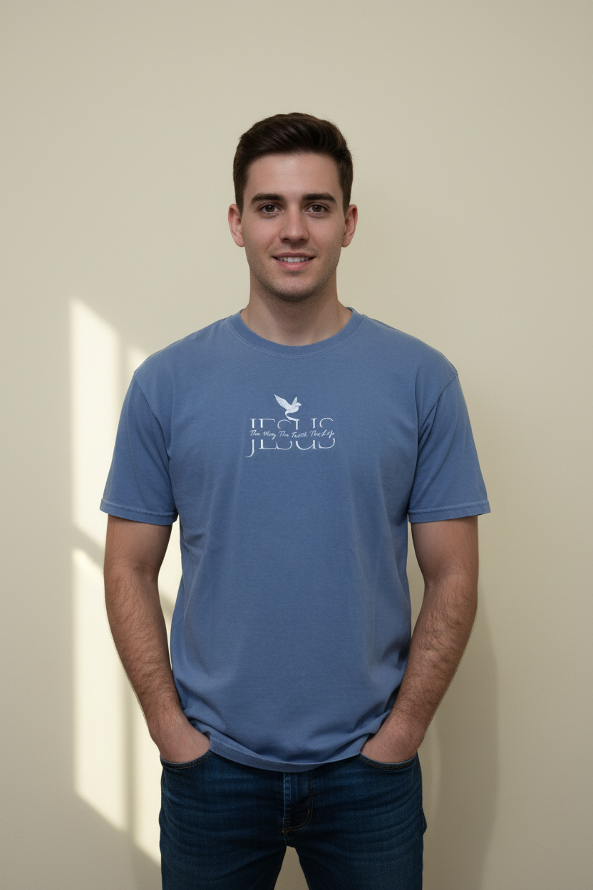 Hombre con camiseta JESUS