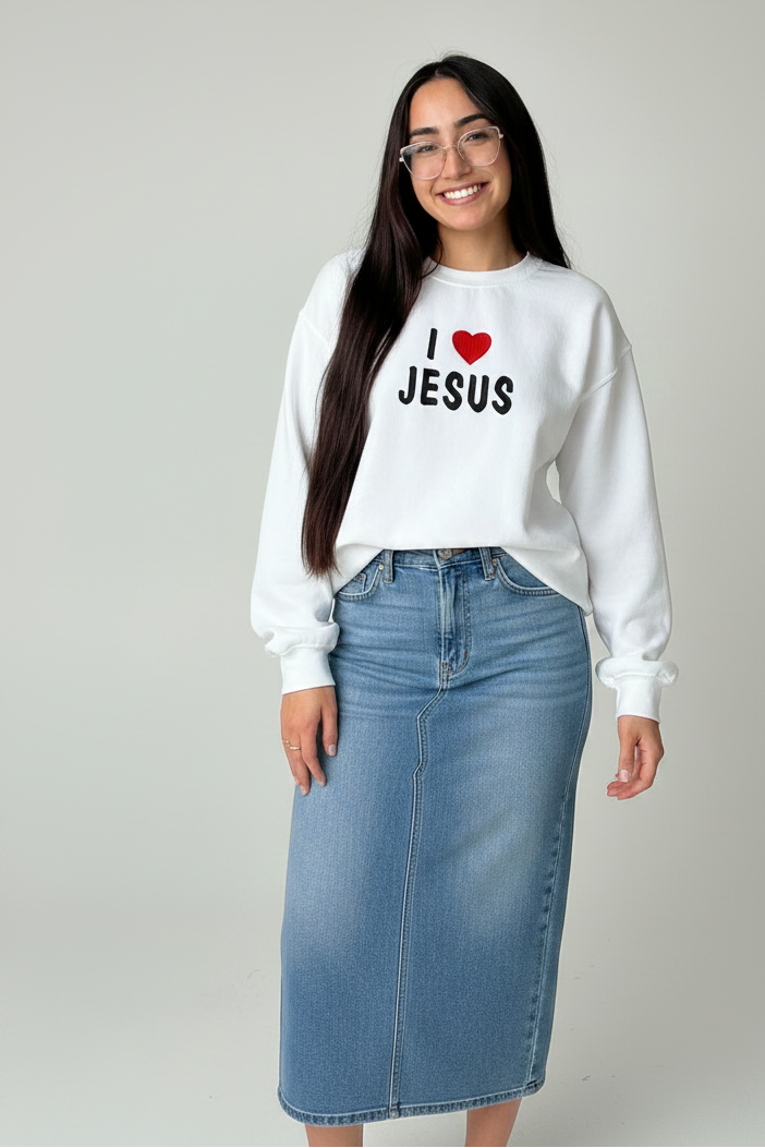 Sudadero I Love Jesus con falda de jean larga