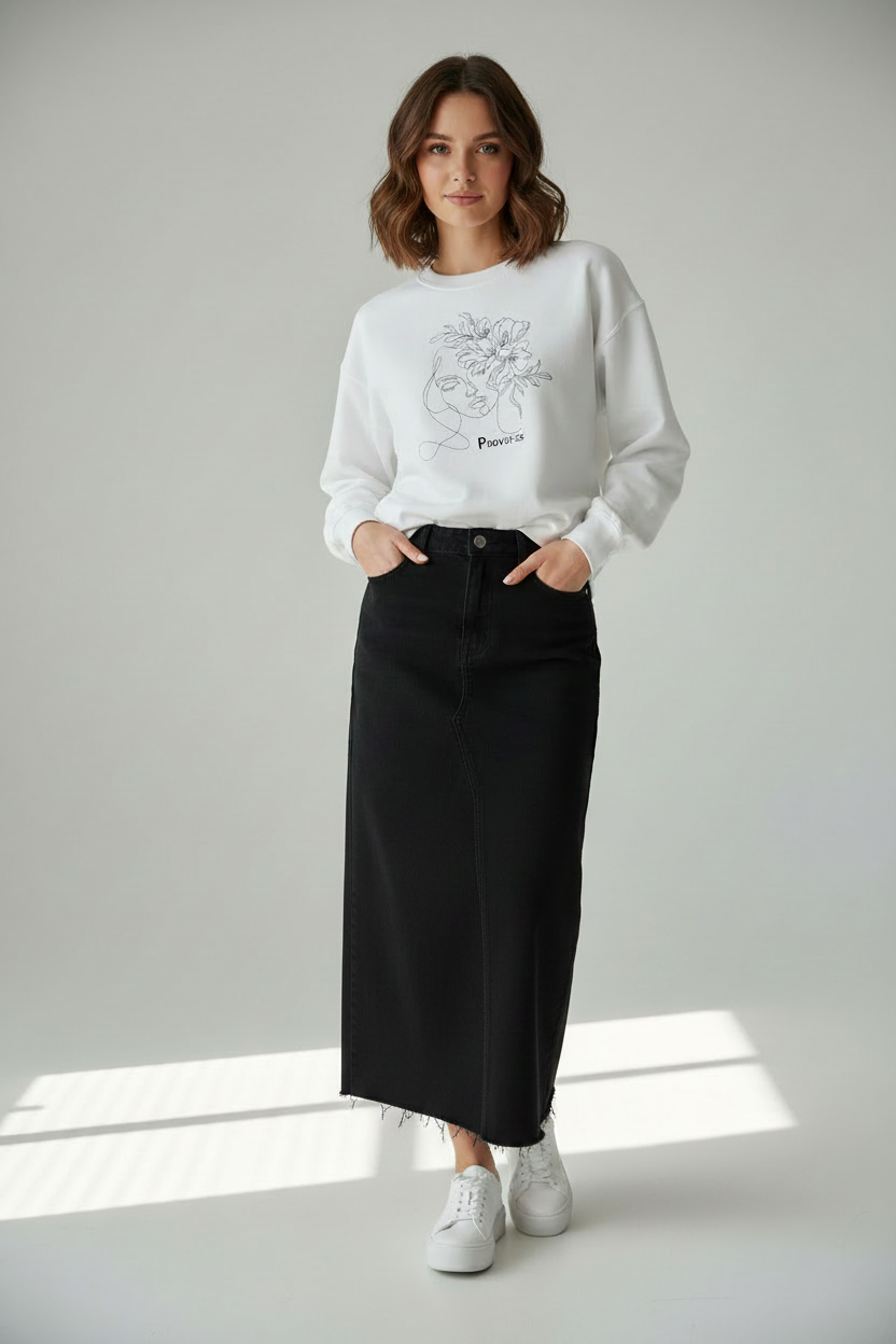 Joven con sudadera Prov 31:25 y falda larga