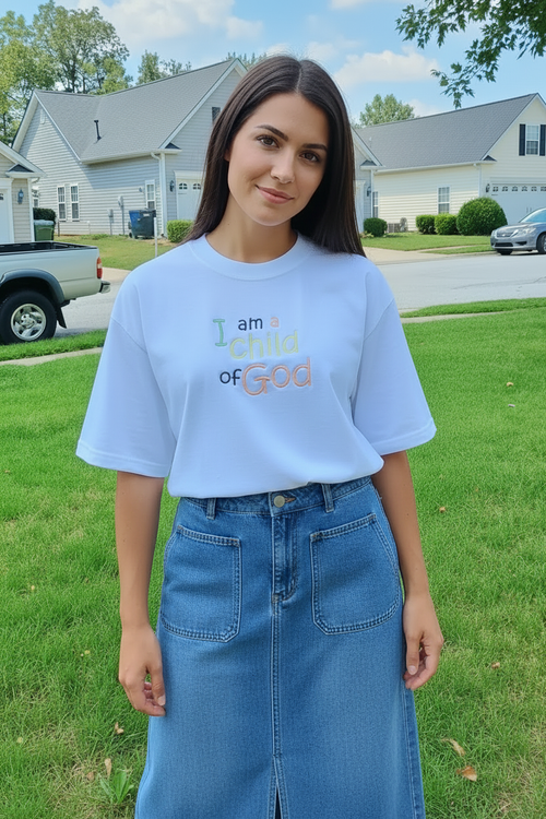 Mujer con camiseta y falda de jean larga