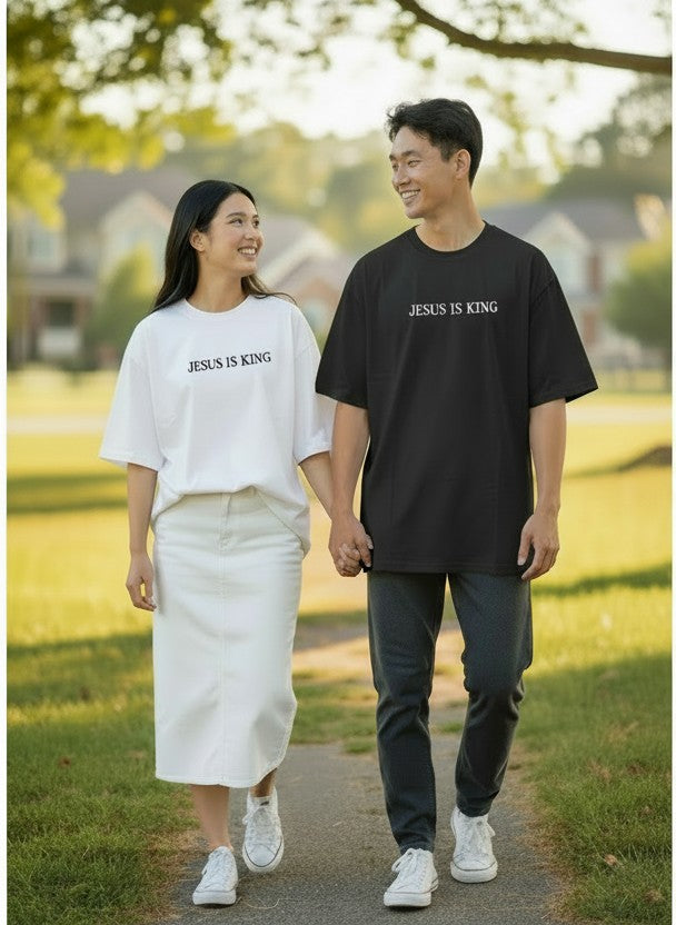 Pareja usando camiseta Jesus Is King en blanco y negro